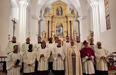 Der Weihekandidat mit der Seminargemeinschaft des Priesterseminars (Pfarre St. Leonhard)